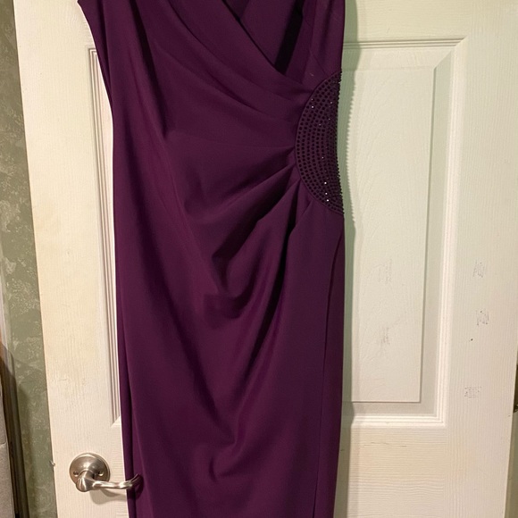 Cap Sleeve Compression Dress with Cap Sleeves & Embellished Hip Detail - Picture 2 of 5